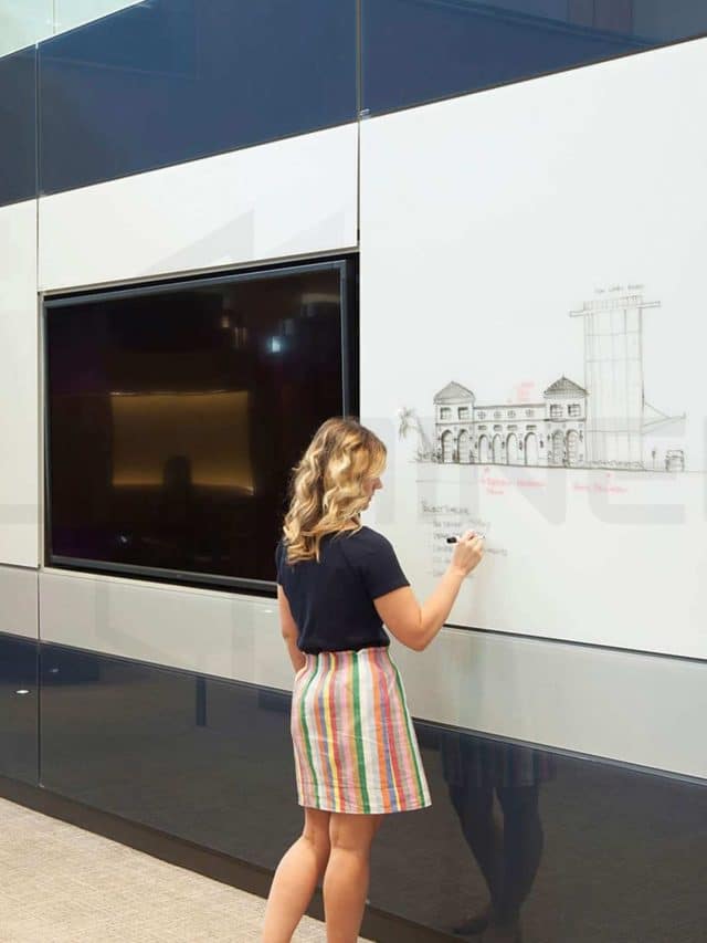 lousa de vidro com tv