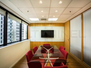 Vidro com tv em lousa