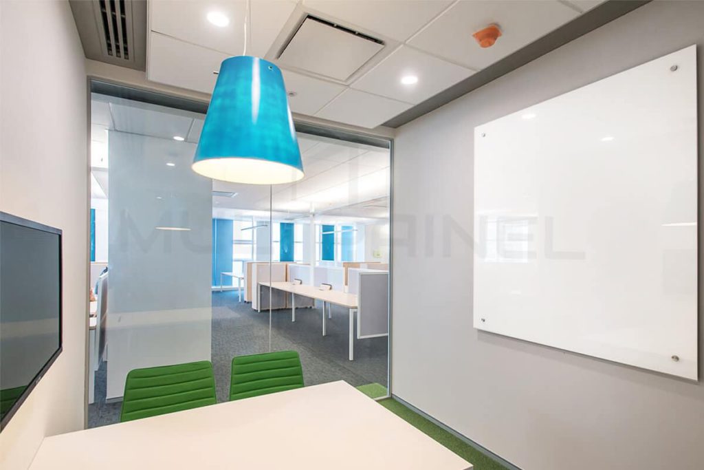 quadro branco profissional na sala de apresentação
