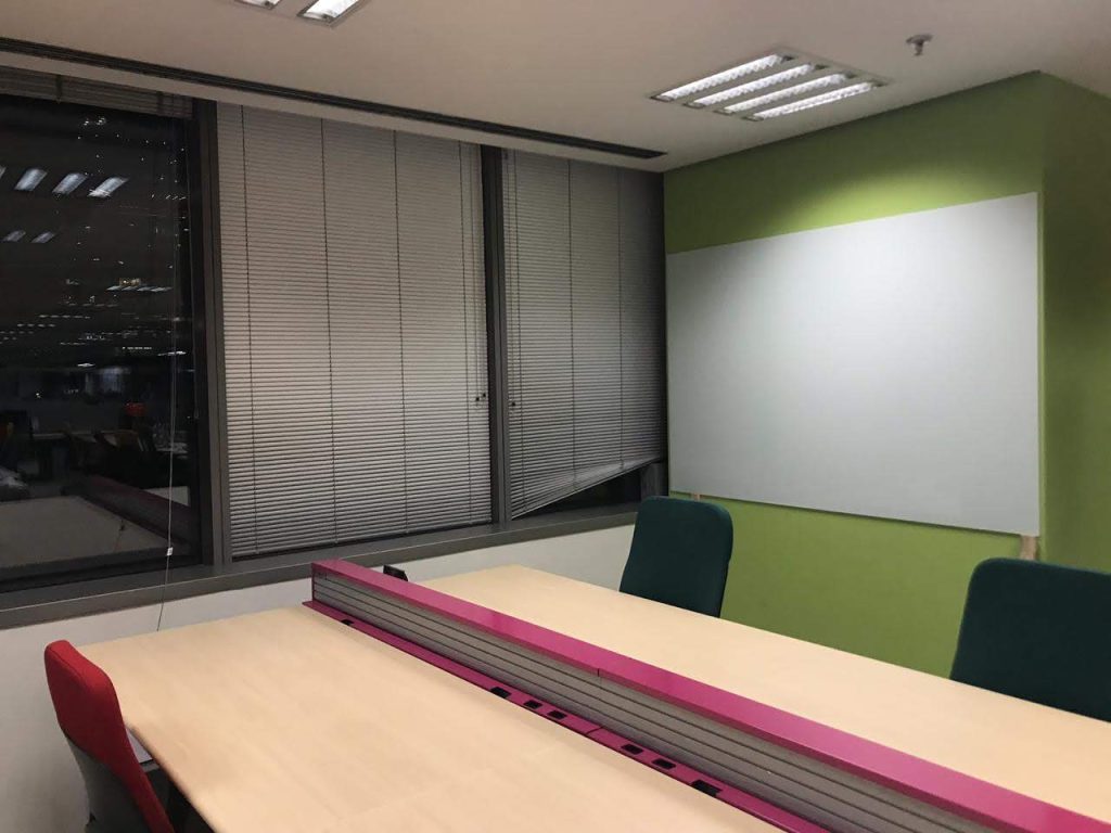 Saiba como escolher um quadro de vidro branco para comprar 5 Lousa de Vidro Colada 103