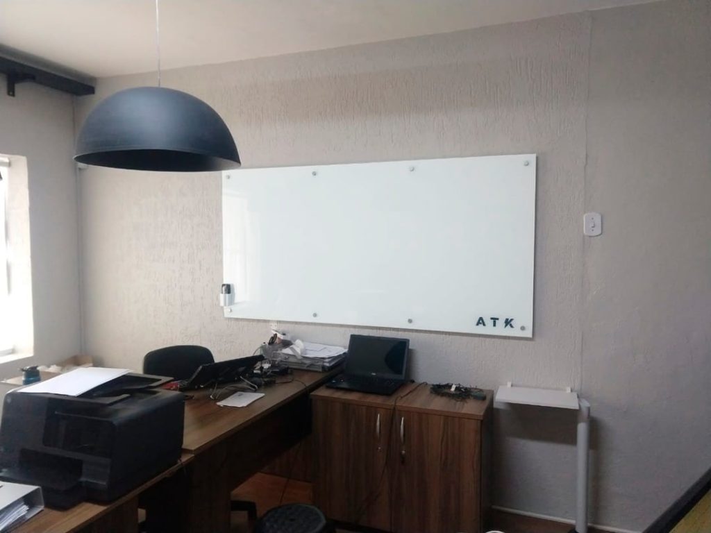 Saiba como escolher um quadro de vidro branco para comprar 3 Lousa de Vidro Logo Canto 7