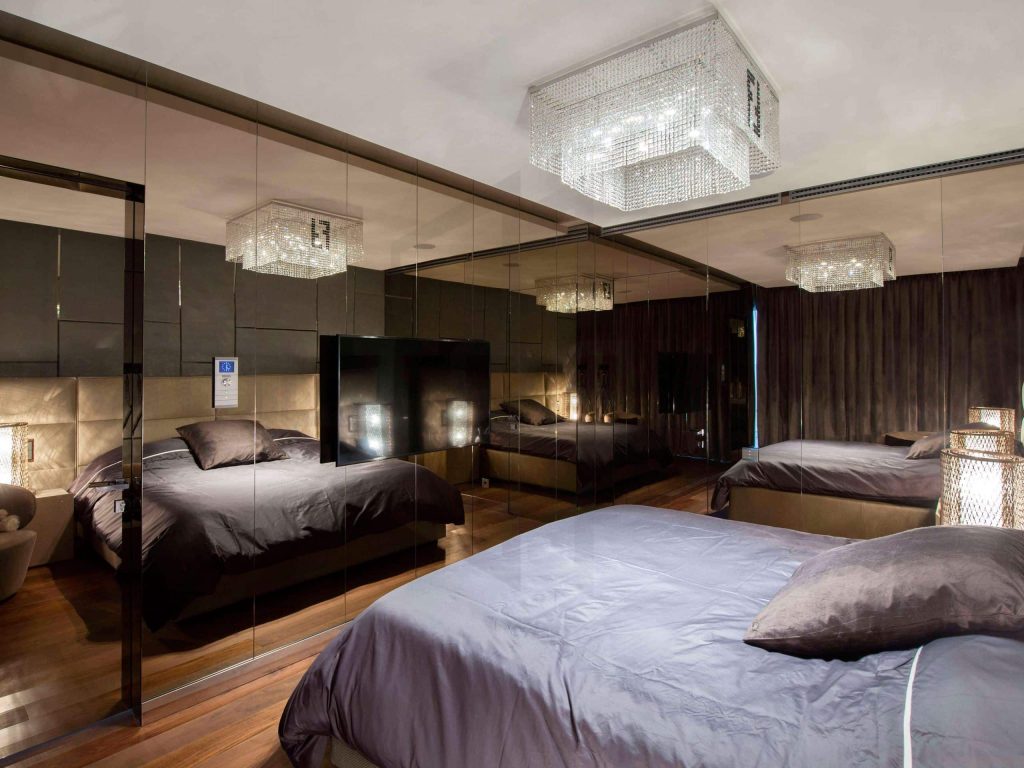 Quarto com espelho bronze