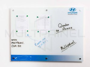 quadro de avisos de vidro
