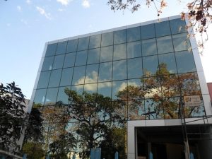 fachada refletivo comercial