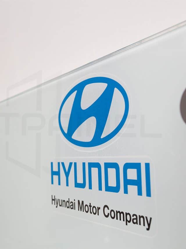 Painel com logo da empresa – Destaque sua marca com um painel de vidro