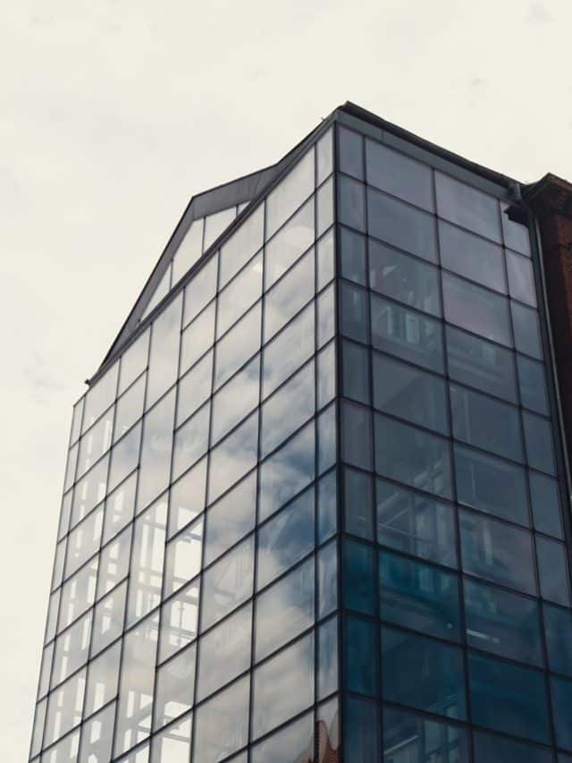 Fachada pele de vidro: a opção inovadora para projetos comerciais e residenciais.