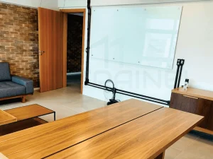 lousa de vidro branca em sala de espera
