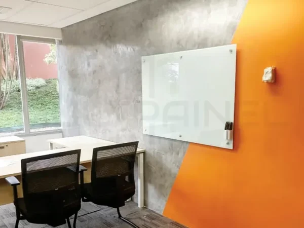 lousa de vidro em parede laranja