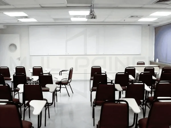 lousa de vidro branca em sala de faculdade