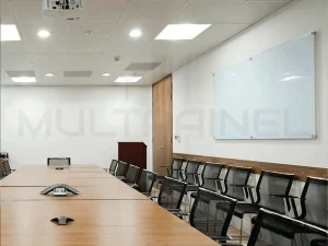 lousa de vidro branca em sala com cadeiras