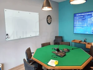 lousa de vidro com mesa verde