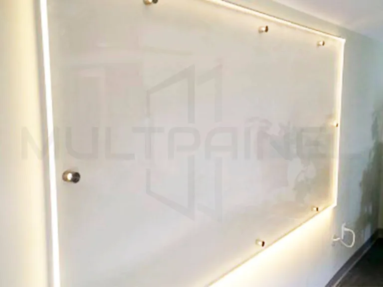 lousa de vidro com led em uma parede