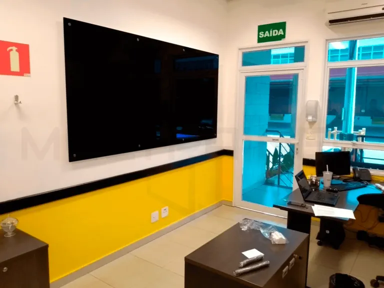 lousa de vidro preta em uma parede