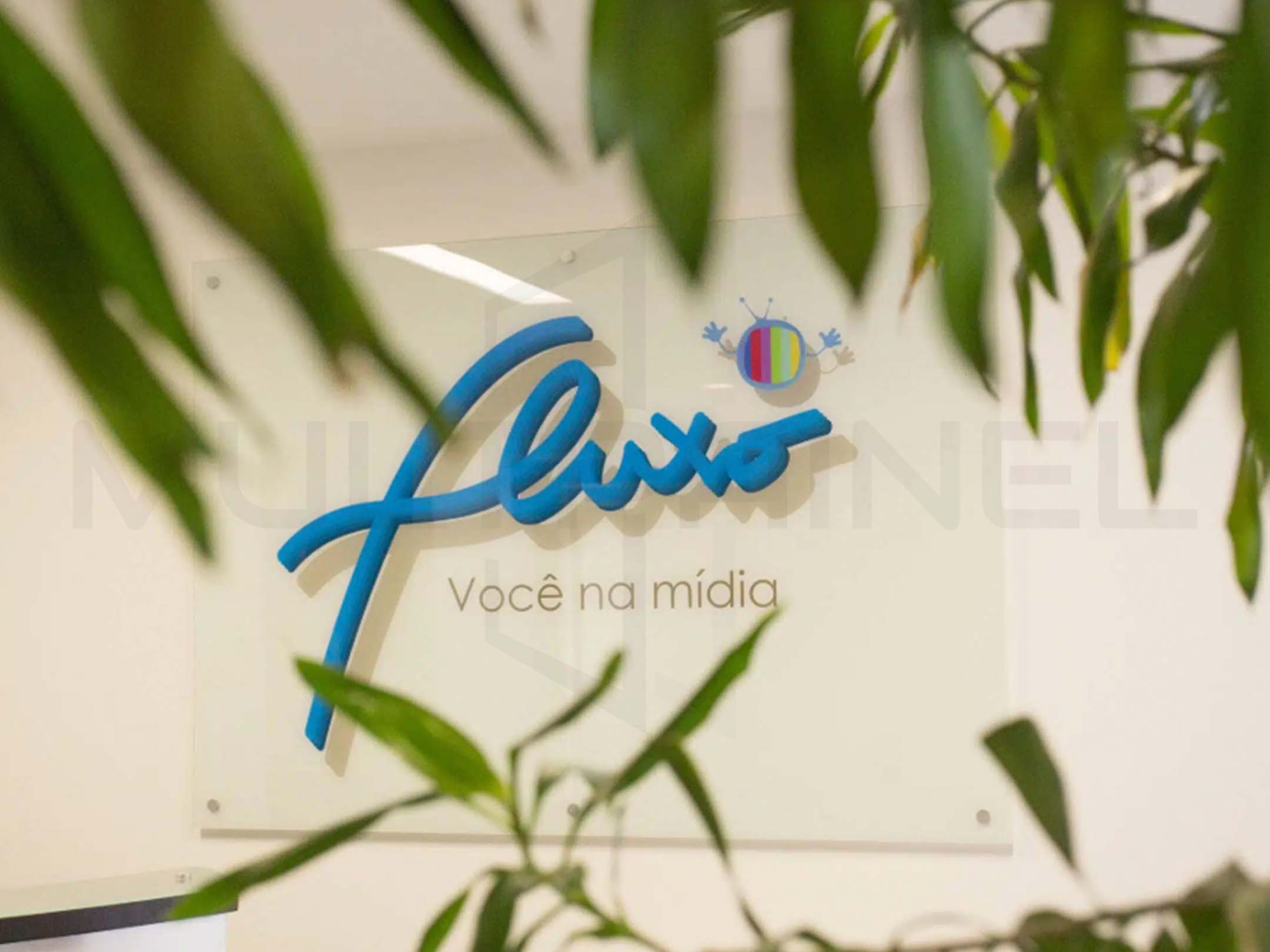 painel de vidro com logotipo