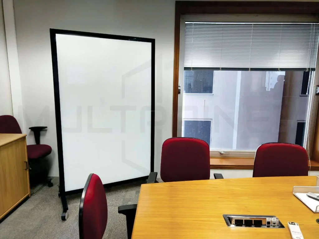 Flipchart para lousa de vidro: mobilidade e praticidade para reuniões 2 flip chart de vidro multpainel.jpg